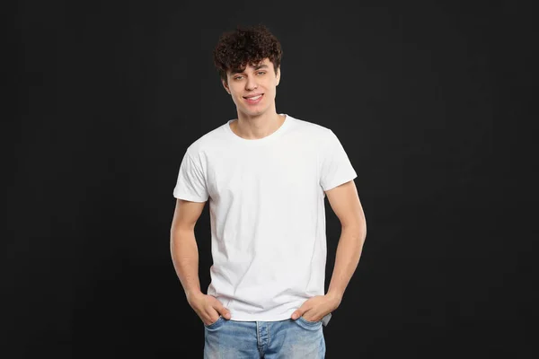 Man Bär Vit Shirt Svart Bakgrund Mockup För Design — Stockfoto
