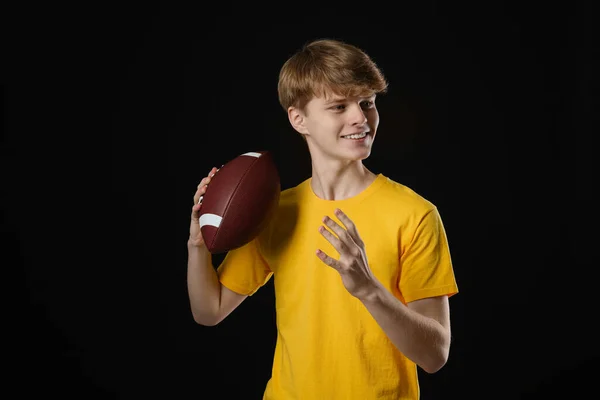 Tonårspojke Med Amerikansk Fotboll Svart Bakgrund — Stockfoto