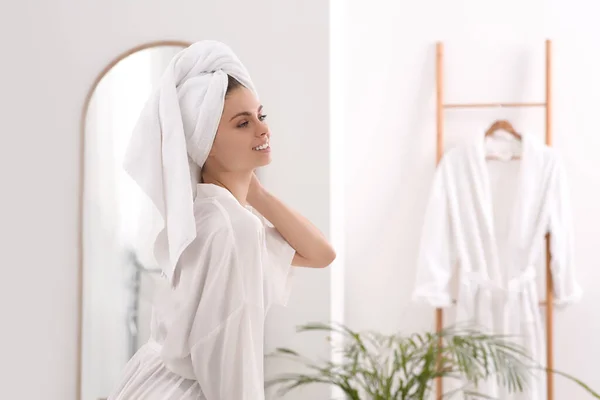 Mulher Bonita Vestindo Roupão Branco Banheiro Leve — Fotografia de Stock