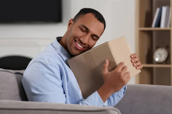 Glücklicher Junger Mann Mit Paket Hause Internet Einkauf — Stockfoto