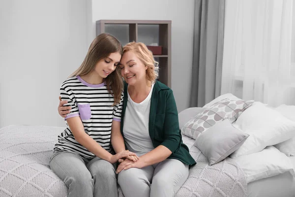 Junge Frau Mit Ihrer Mutter Bett Hause Glücklicher Muttertag — Stockfoto