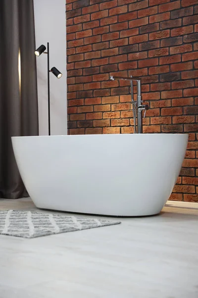 Elegante Baño Interior Con Bañera Cerámica Cerca Pared Ladrillo —  Fotos de Stock
