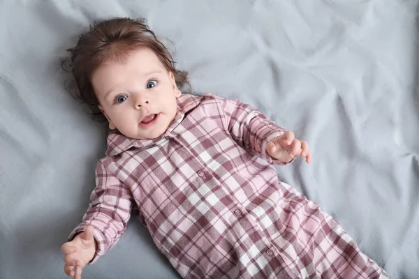 ベッドの上で可愛い赤ちゃんだ テキストのスペース — ストック写真
