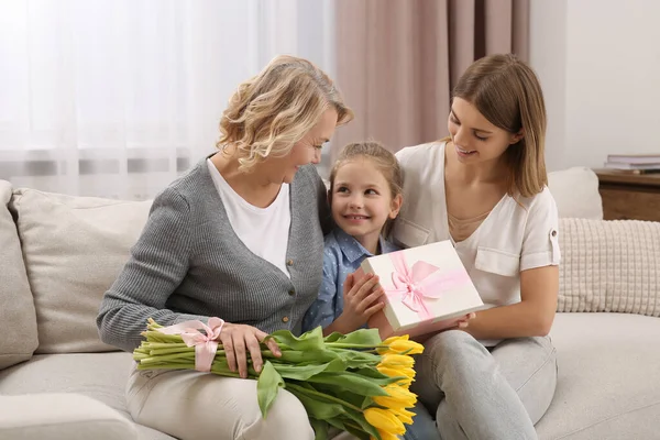 Niña Felicitando Mamá Abuela Con Flores Regalos Casa Feliz Día — Foto de Stock
