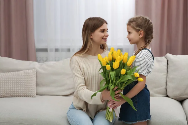 Kislányom Gratulál Anyának Egy Csokor Sárga Tulipánnal Otthon Boldog Anyák — Stock Fotó