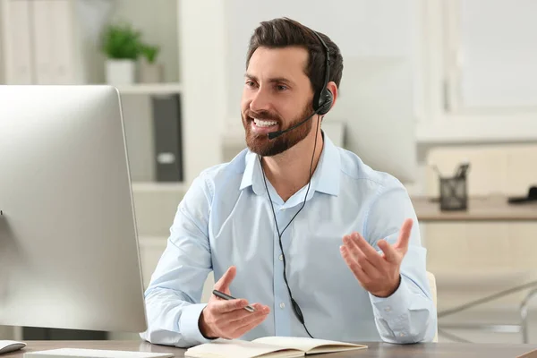 Hotline Operator Met Hoofdtelefoon Aan Het Werk — Stockfoto