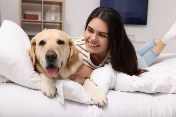 Lycklig Kvinna Med Söt Labrador Retriever Sängen Hemma — Stockfoto
