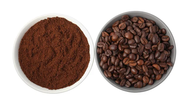 Schalen Met Gemalen Koffie Geroosterde Bonen Witte Achtergrond Bovenaanzicht — Stockfoto