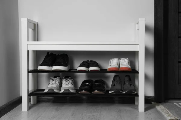 Banco Almacenamiento Zapatos Cerca Pared Blanca Pasillo Diseño Interiores — Foto de Stock