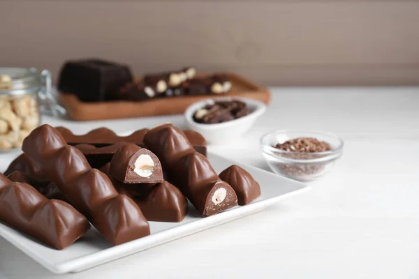 Barres Chocolat Savoureux Avec Des Noix Sur Une Table Bois — Photo