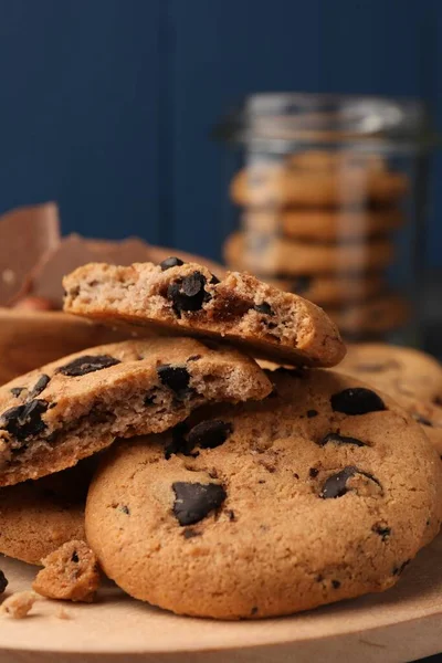 Delicious Chocolate Chip Cookies Wooden Tray Closeup — Stock Photo, Image