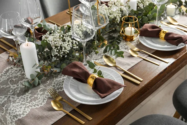 节日晚餐的餐桌布置时尚典雅 — 图库照片