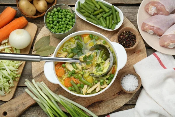 Cazo Deliciosa Sopa Verduras Con Pollo Diferentes Ingredientes Mesa Madera — Foto de Stock