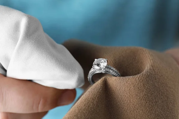 Jeweler Cleaning Diamond Ring Microfiber Cloth Closeup — Stock Photo, Image
