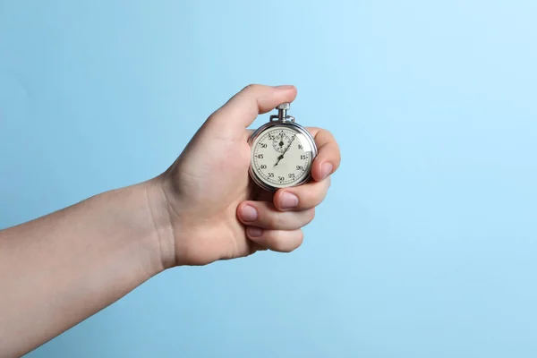 Uomo Con Timer Vintage Sfondo Azzurro Primo Piano — Foto Stock