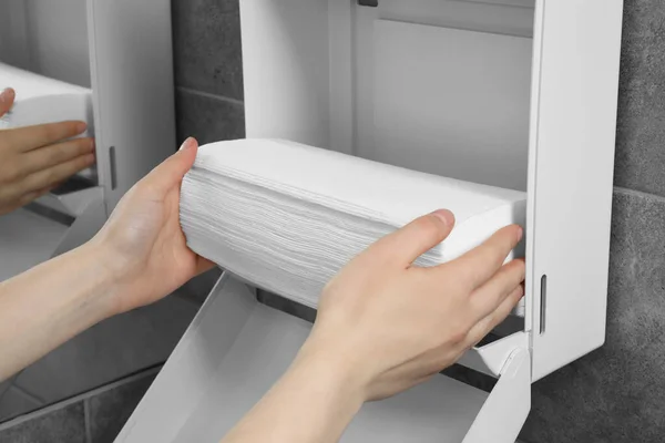 Kvinna Sätta Nya Färska Pappershanddukar Dispenser Badrummet Närbild — Stockfoto