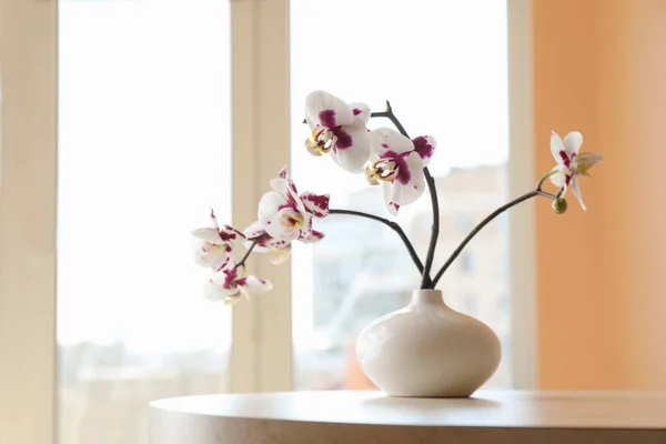 Vas Dengan Bunga Anggrek Atas Meja Putih Dekat Jendela Dalam — Stok Foto