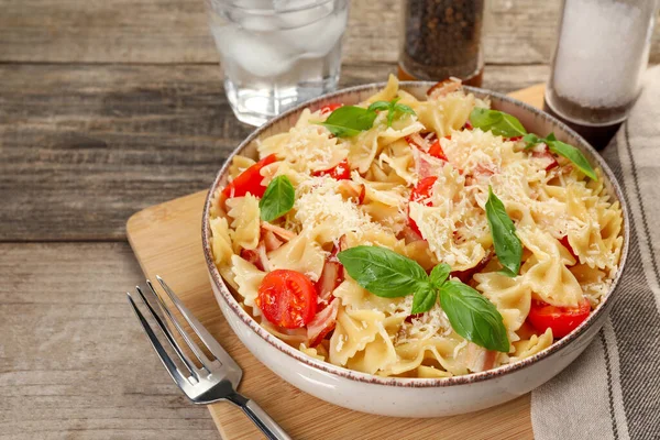 Köstliche Pasta Mit Tomaten Basilikum Und Parmesan Auf Holztisch Serviert — Stockfoto