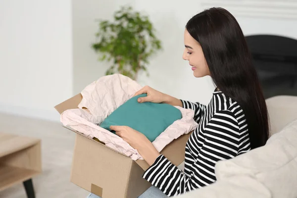 Glückliche Junge Frau Mit Paket Hause Internet Einkauf — Stockfoto