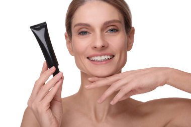 Temeli beyaz arkaplanda olan bir kadın tüpü tutuyor