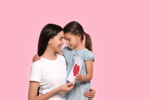 Mulher Feliz Com Sua Filha Bonito Cartão Saudação Artesanal Fundo — Fotografia de Stock