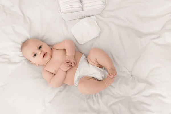 Bebê Bonito Fraldas Cama Branca Vista Superior — Fotografia de Stock