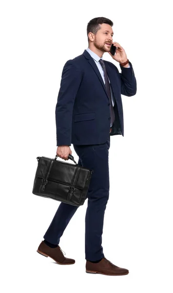 Snygg Skäggig Affärsman Kostym Med Portfölj Talar Smartphone Mot Vit — Stockfoto