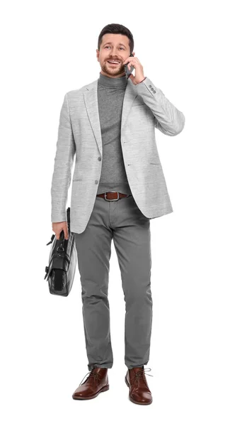 一个留着胡子 头戴公文包的英俊商人 带着白色背景的智能手机说话 — 图库照片