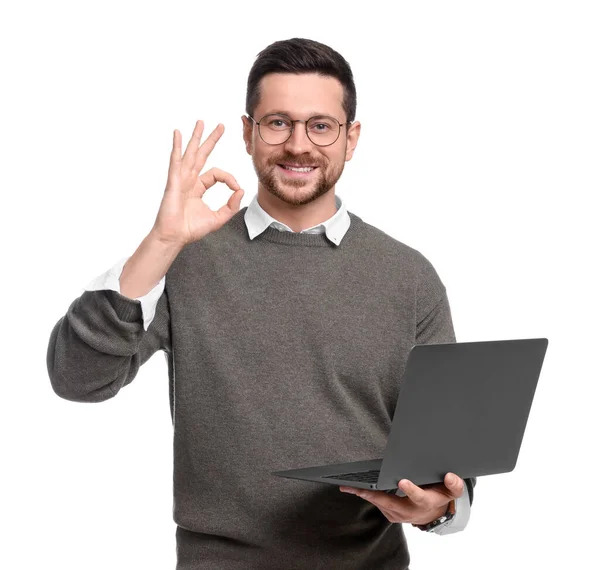 白い背景にOkジェスチャーを示すノートパソコンとハンサムな髭のビジネスマン — ストック写真