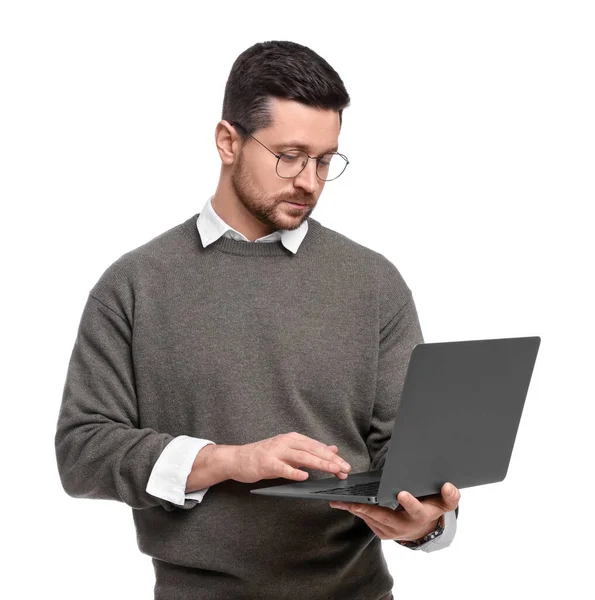 Bonito Empresário Barbudo Com Laptop Fundo Branco — Fotografia de Stock