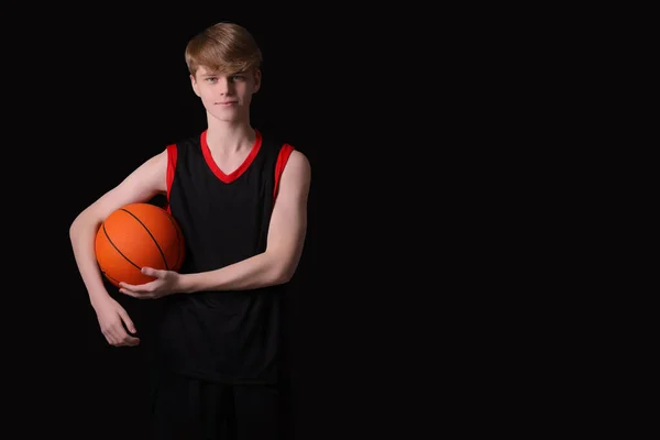 Remaja Dengan Bola Basket Latar Belakang Hitam Ruang Untuk Teks — Stok Foto