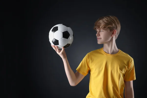 年轻的男孩 背景是黑色的足球 案文的篇幅 — 图库照片