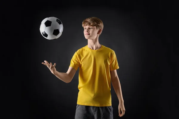 Підлітковий Хлопчик Грає Футбольним Ячем Чорному Тлі — стокове фото