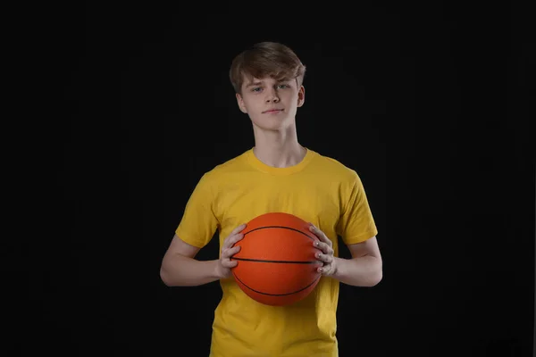 Adolescent Garçon Avec Ballon Basket Sur Fond Noir — Photo