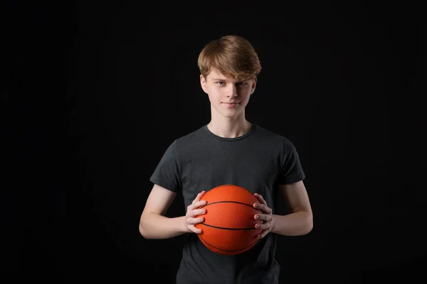 Εφηβικό Αγόρι Μπάλα Μπάσκετ Μαύρο Φόντο — Φωτογραφία Αρχείου