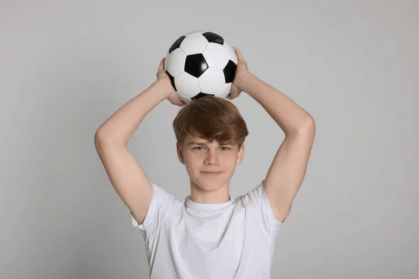 Мальчик Подросток Мячом Светло Сером Фоне — стоковое фото