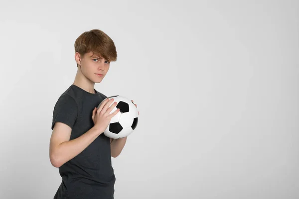 少年男孩 有足球 背景浅灰色 案文的篇幅 — 图库照片