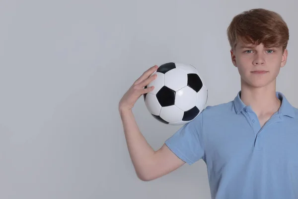 Tonårspojke Med Fotboll Ljusgrå Bakgrund Plats För Text — Stockfoto