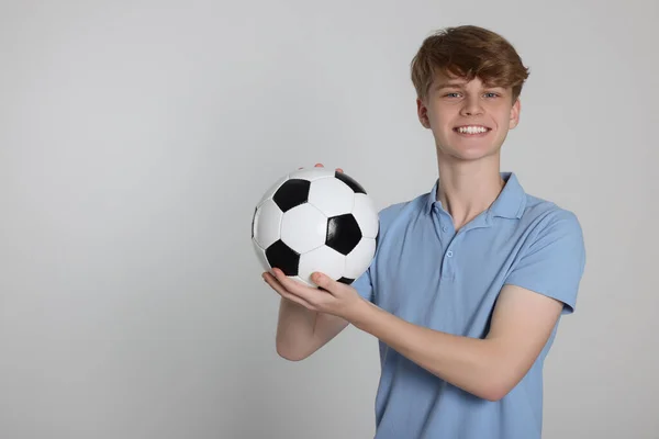 Teenage Chlapec Fotbalovým Míčem Světle Šedém Pozadí Mezera Pro Text — Stock fotografie