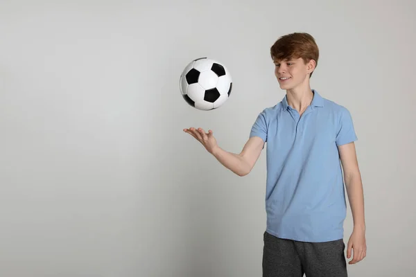 Adolescente Jogando Com Bola Futebol Fundo Cinza Claro Espaço Para — Fotografia de Stock
