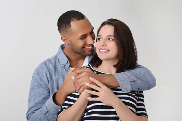 Agência Encontros Homem Abraçando Sua Namorada Dentro Casa — Fotografia de Stock