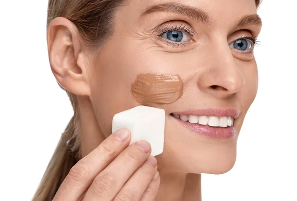 Mujer Aplicando Base Cara Con Esponja Maquillaje Sobre Fondo Blanco — Foto de Stock