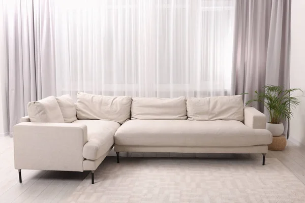 Sofa Yang Nyaman Dan Jendela Dengan Tirai Yang Indah Kamar — Stok Foto