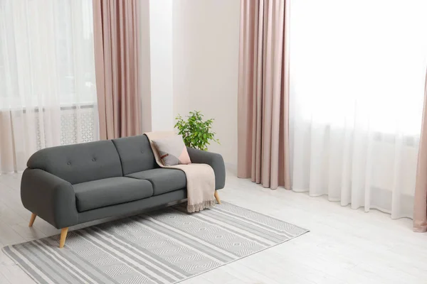 Interior Ruang Tamu Bergaya Dengan Sofa Nyaman Tanaman Rumah Tangga — Stok Foto