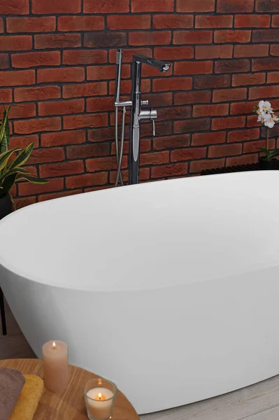 Interior Elegante Banheiro Com Banheira Cerâmica Velas Acesas Toalhas Terry — Fotografia de Stock