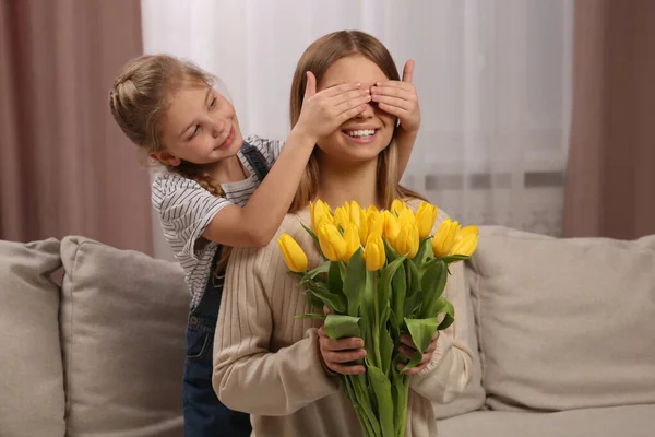 Hijita Felicitando Mamá Con Ramo Tulipanes Amarillos Casa Feliz Día — Foto de Stock