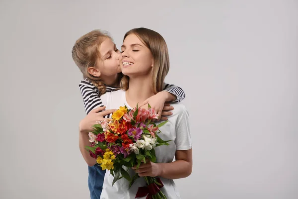 Lilla Dottern Gratulerar Sin Mamma Med Blommor Vit Bakgrund Grattis — Stockfoto