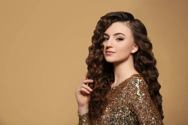 Schöne Junge Frau Mit Langen Lockigen Braunen Haaren Goldenem Paillettenkleid — Stockfoto