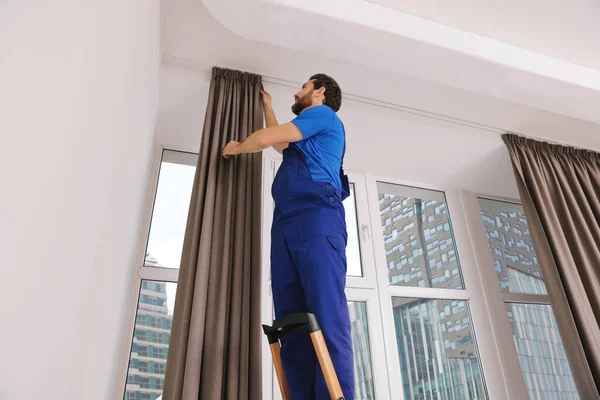 Arbeiter Einheitlich Hängendem Fenstervorhang Drinnen Niedriger Blickwinkel — Stockfoto