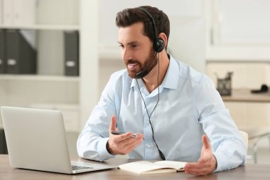 Ofiste çalışan telefon operatörü.
